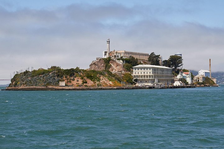 Experience the stunning San Francisco skyline on a bike tour Alcatraz with an audio guide and discover the beauty of Muir Woods and the Golden Gate Bridge in one adventure.